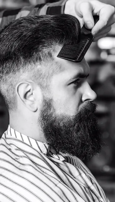 Barba folta curata con il pettine dal barbiere