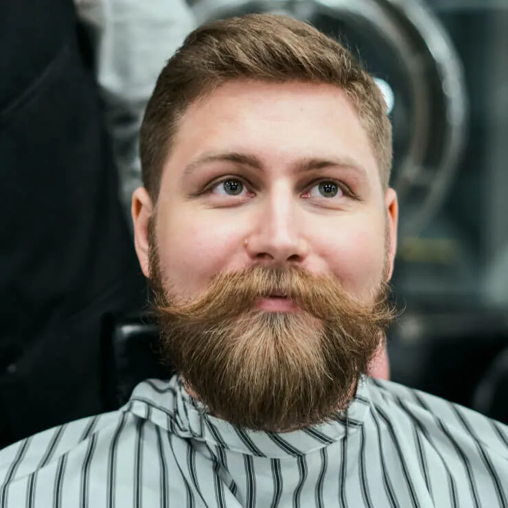 Barba lunga e baffi curati