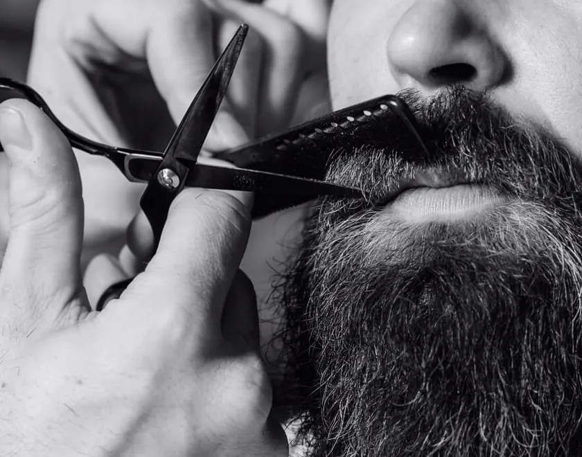Spuntatura della barba con forbici