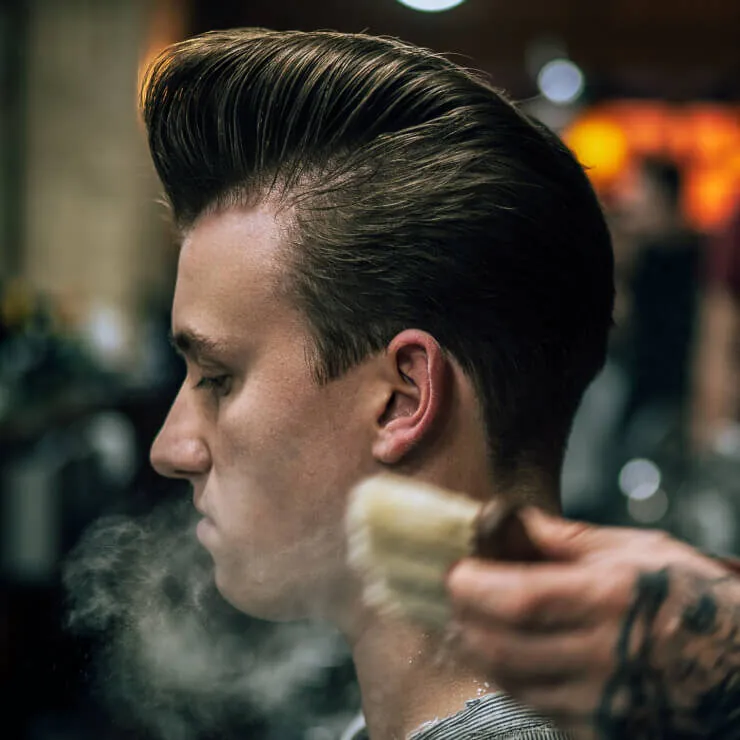 Styling pompadour con spazzola