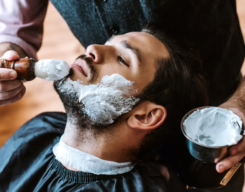 Schiuma da barba applicata con il pennello prima della rasatura