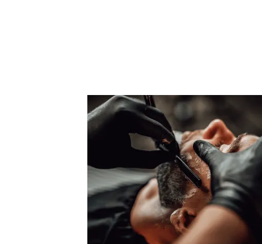 Rasatura della barba con rasoio e guanti