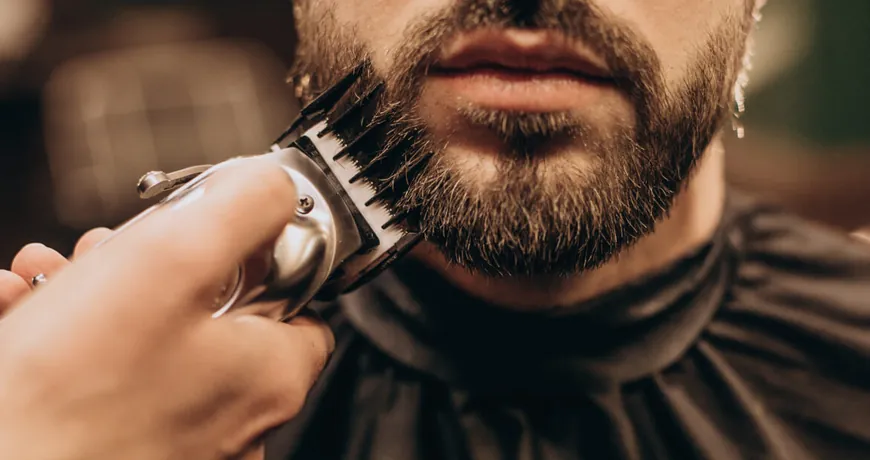 Rasatura e rifinitura della barba con pennello e rasoio da Barbéri Shop a Torino