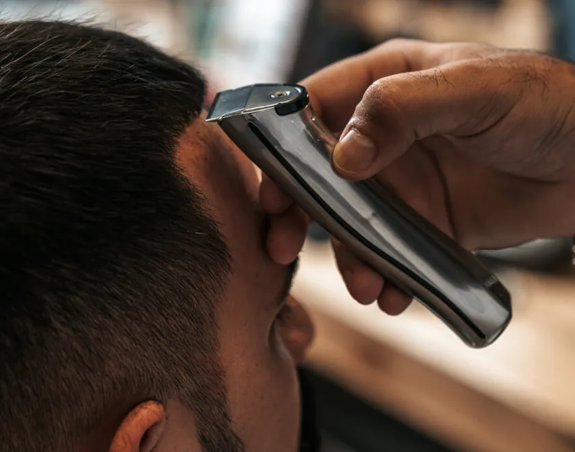 Taglio capelli uomo con macchinetta sui lati