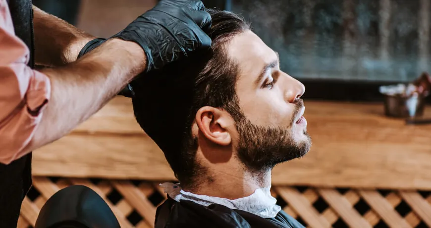 Taglio capelli uomo con macchinetta e forbici dal barbiere a Torino