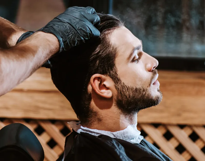Taglio sfumato uomo eseguito dal barbiere